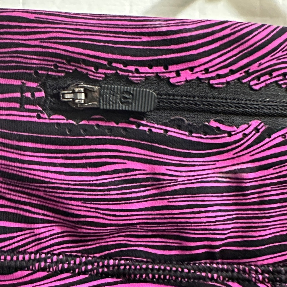 lululemon athletica Pink and Black Wave Leggings - Picture 14 of 15